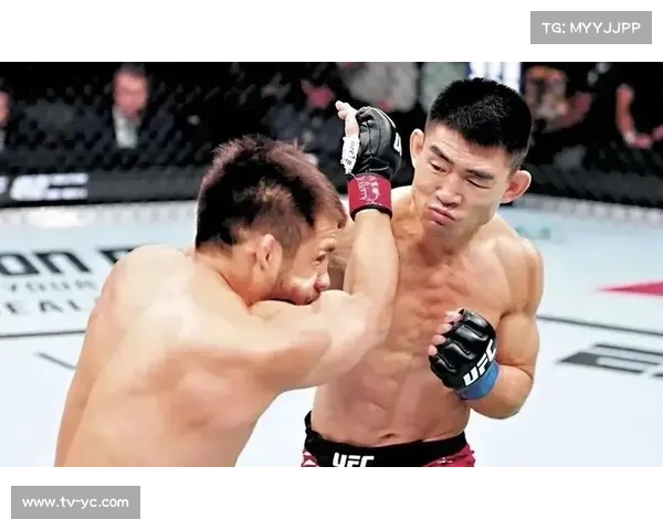 宋亚东第二回合成功抱摔压制奥马利，展现地面进步