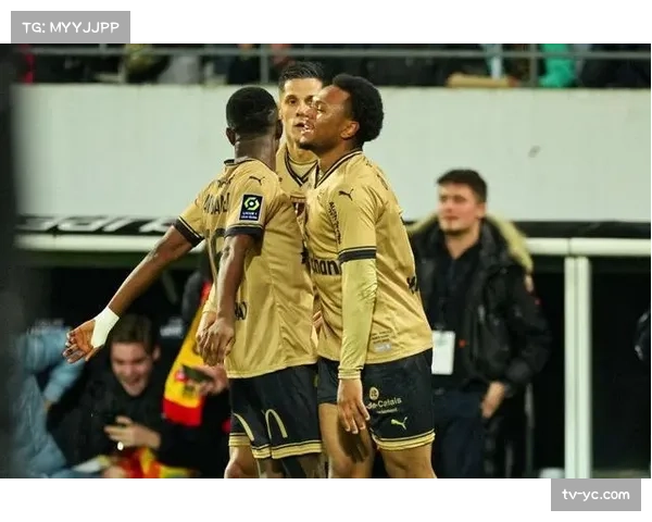 朗斯球员累计两张黄牌被罚下，球队少一人作战