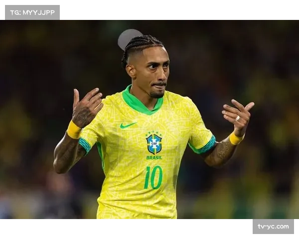 特写:诺坎普球场举办特殊儿童观赛日,拉菲尼亚担任向导 特写:诺坎普球场举办特殊儿童观赛日,拉菲尼亚担任向导